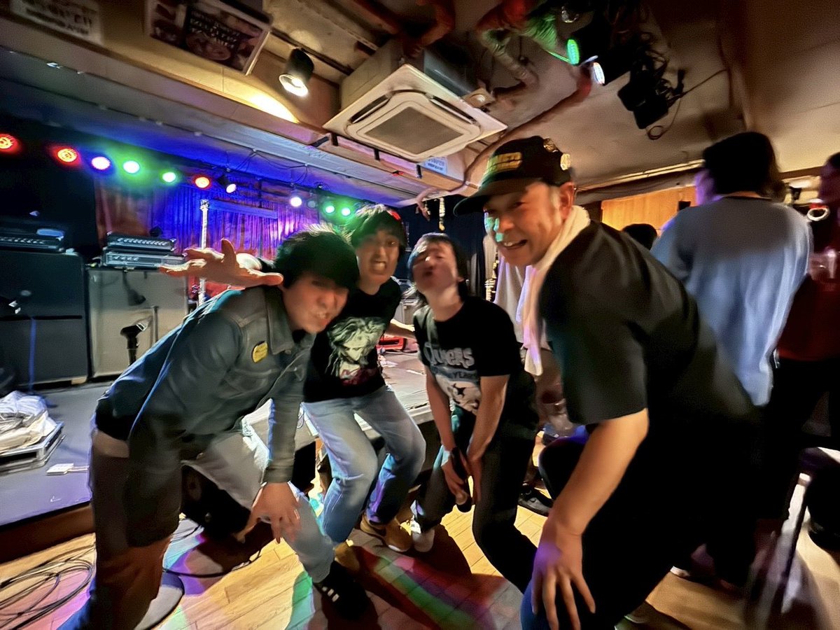 DEWEES 11月の3連チャン 茅ヶ崎〜高円寺〜横浜無事終了！
⁡
3ヶ所お越しいただいた皆さまありがとうございました
⁡
今年はあと1回、詳細まだですが12/21に武蔵境STATTOでライブ納め予定です🔥
⁡
写真はぶれぶれですがマイケルモンロー風ポーズで決めるDEWEESプラス1名です
⁡
NOT FAKIN' IT！！