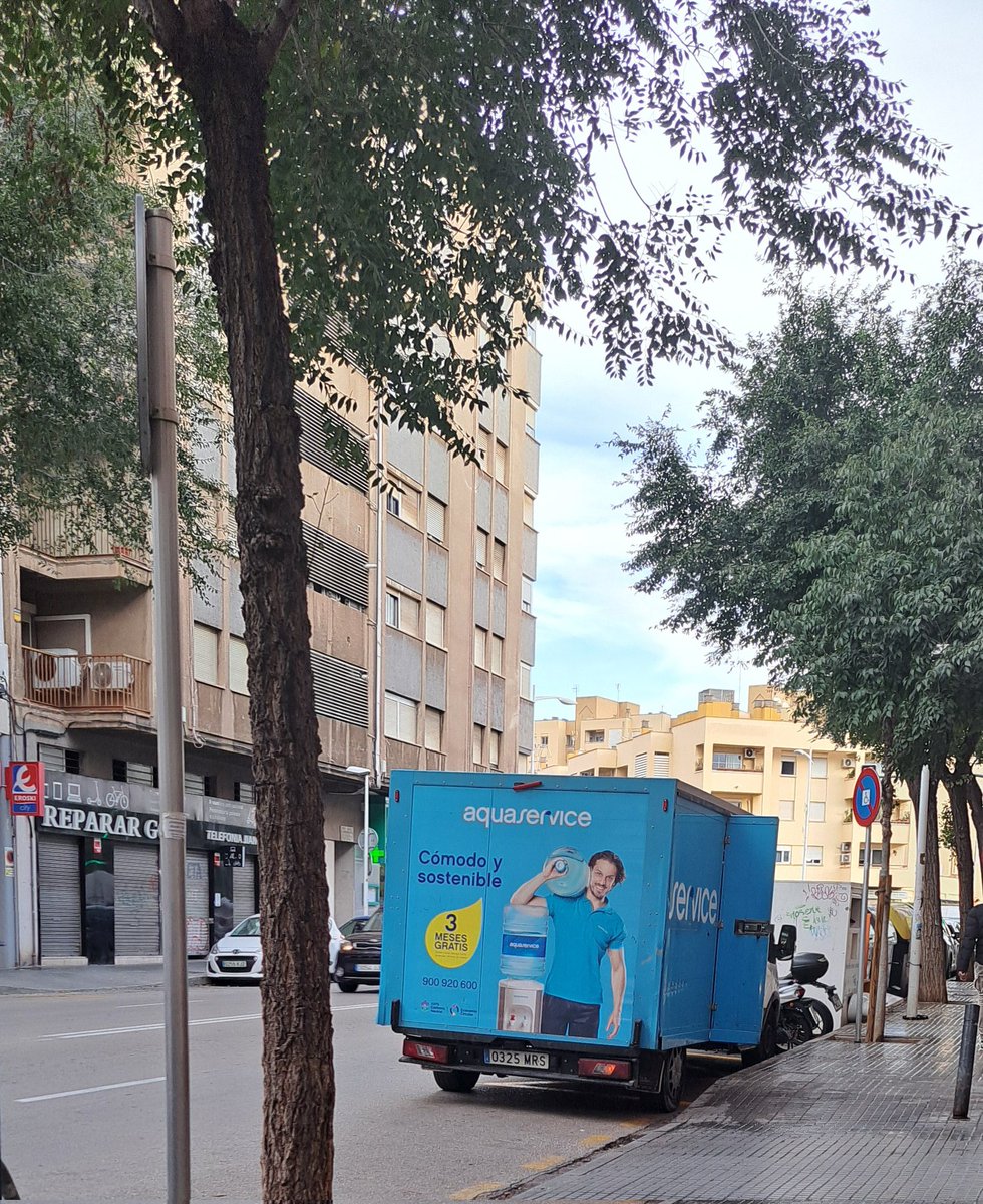 Els amics de <a href="/Aquaservice/">Aquaservice</a> han deixat d'estacionar damunt la voravia. 👏👏👏
Ara estacionen a places d'ús exclusiu per a minusvàlids, tot i tenir una zona de càrrega/descàrrega a l'altre part de carrer. 
A més, si els hi dius res, el conductor t'increpa.
<a href="/policiadepalma/">Policia de Palma</a>