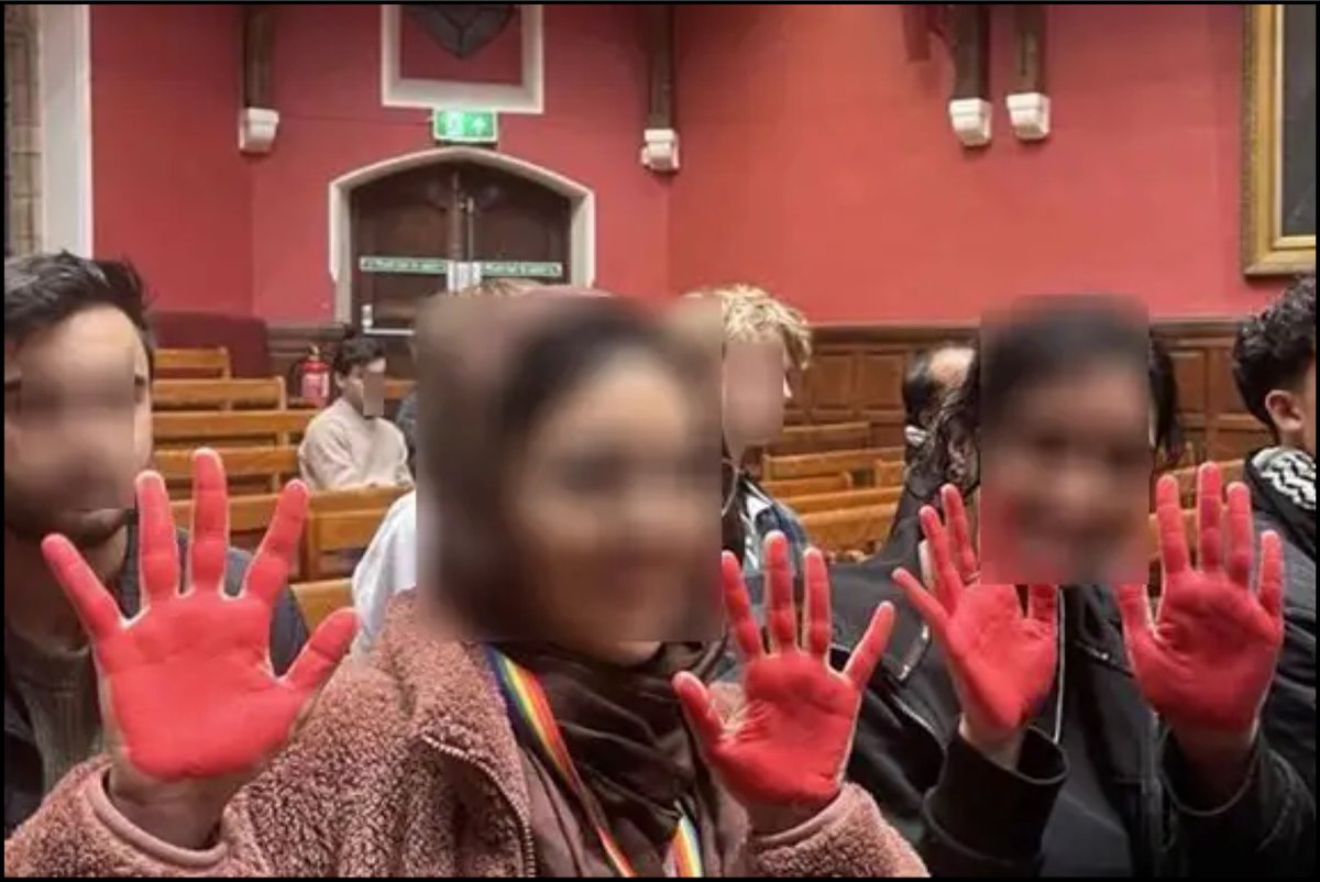 Oxford Union invited former PM Ehud Olmert. Protesters responded by blocking doors, climbing walls, waving “war criminal” signs, and forcing security to drag people away. Red-painted hands, banners, chaos. This isn’t activism—it’s the end of open dialogue.
thejc.com/news/uk/ehud-o…