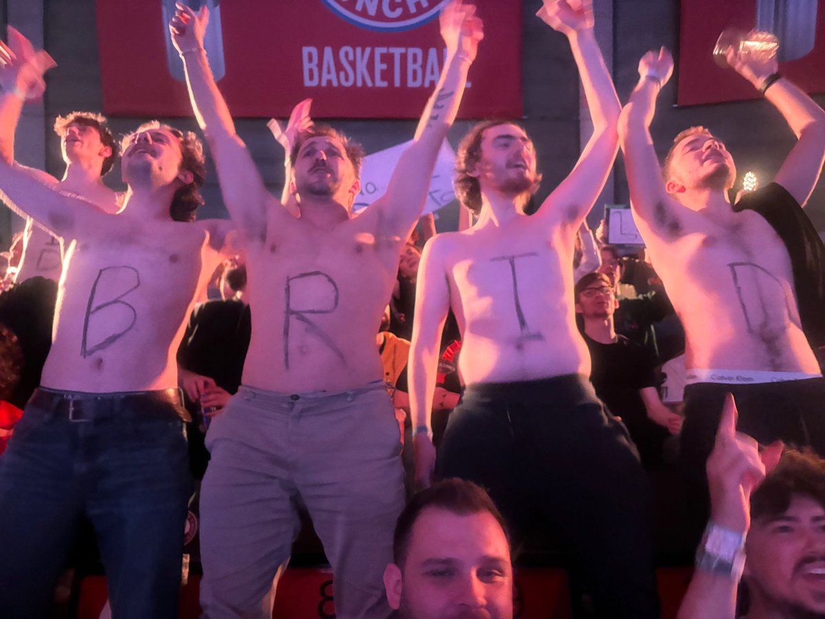 tomjsherlock's tweet image. GG Munich 

I love @R6esports 

Literally nothing better than meeting your mates from around the world and watching siege ✨

P.s if we got a picture of video together please respond to this tweet with it 💕