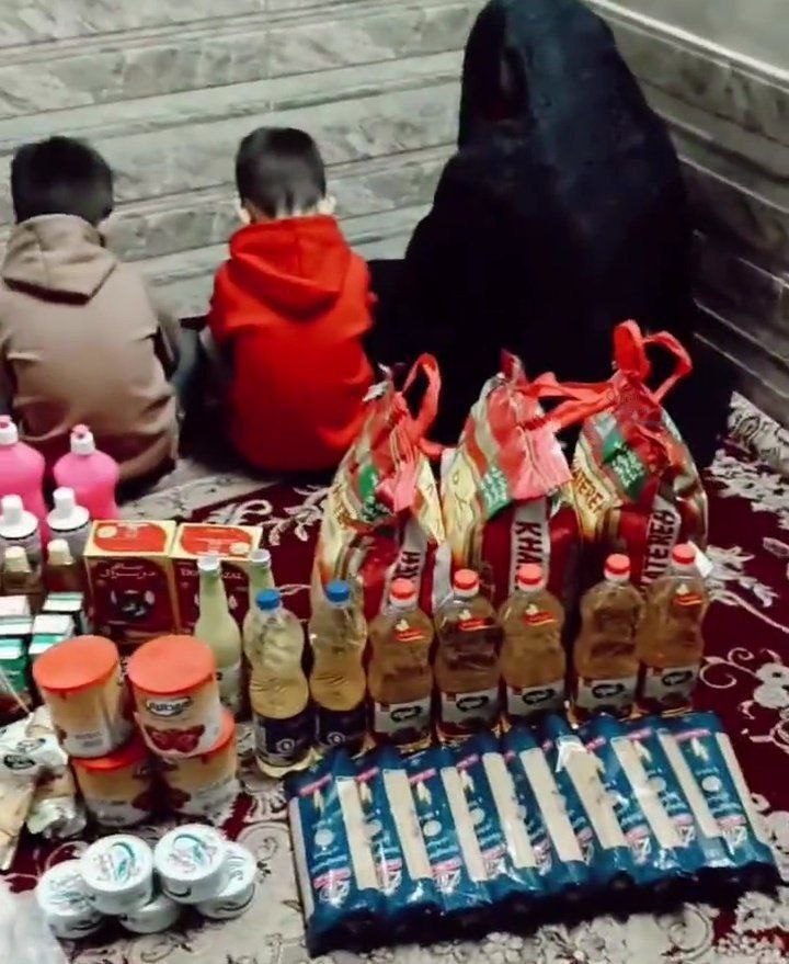 Melikandre's tweet image. مثل جنایتکارا اون پیرزن و دوتا نوه رو گذاشته چهارتا ماکارونی و خوراکی رو که با کمک مردم خریده رو هم چیده
خدا ازتون نگذره که برای دیده شدن عزت نفس چند تا آدم رو اینطوری زیر سوال میبرید.