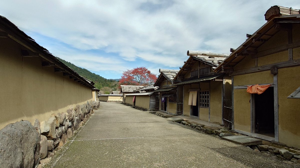 Let's Loget😀マンホールカードと同じく一乗谷朝倉氏遺跡復元町並の南