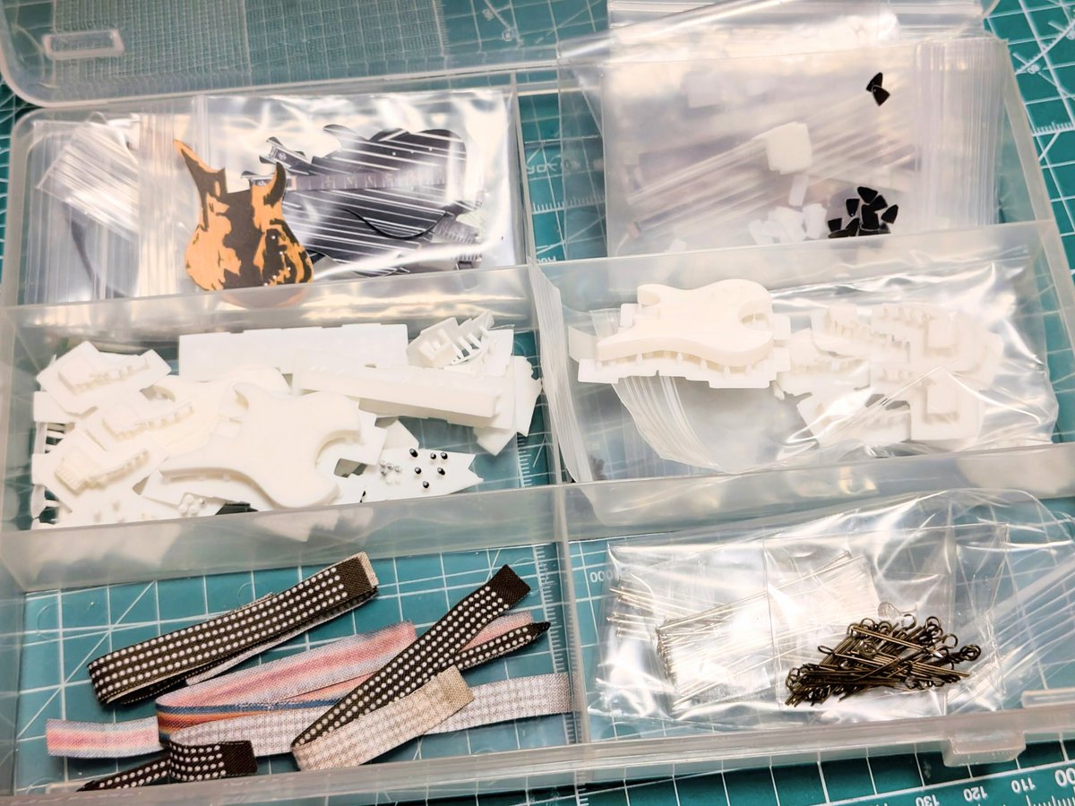 おっ、もうちょっとでジョニーさんのお誕生日だしベース作るか！素材ケースﾊﾟｶｰ
→シニスター先生のギター素材しかねえじゃねえかどうなってんだ明日プリントしなきゃじゃないかどうなってんだ