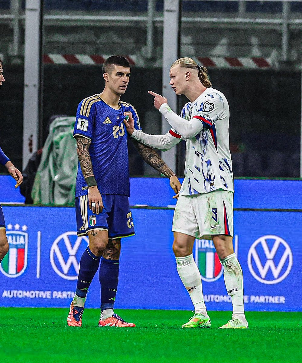 AtaqueFutbolero's tweet image. 😳🗣️ Erling Haaland confesó que Gianluca Mancini lo marcaba TOCÁNDOLE EL C*LO en pleno Italia-Noruega:

“Mancini empezó a tocarme el culo. Pensé: ‘¿Qué está haciendo?’. Entonces me animé y le dije: ‘GRACIAS POR LA MOTIVACIÓN’. 

Marqué dos goles y ganamos el partido 4-1. Así que…