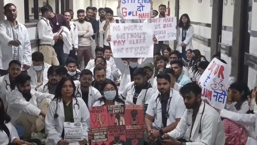 prabhatkhabar's tweet image. बिहार : बिहटा ESI अस्पताल में 5 महीने से वेतन न मिलने पर डॉक्टरों ने OPD सेवाएं ठप कीं. मरीजों की बढ़ी परेशानी, वेतन जारी होने तक विरोध जारी.
#Bihata #ESI #DoctorsProtest #BiharNews #HealthCrisis
#BiharUpdates #prabhatkhabar 
  @BiharHealthDept