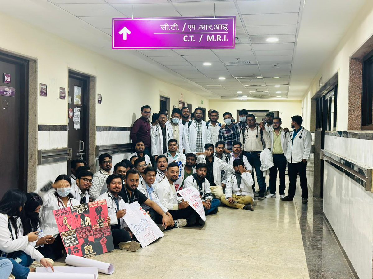 prabhatkhabar's tweet image. बिहार : बिहटा ESI अस्पताल में 5 महीने से वेतन न मिलने पर डॉक्टरों ने OPD सेवाएं ठप कीं. मरीजों की बढ़ी परेशानी, वेतन जारी होने तक विरोध जारी.
#Bihata #ESI #DoctorsProtest #BiharNews #HealthCrisis
#BiharUpdates #prabhatkhabar 
  @BiharHealthDept