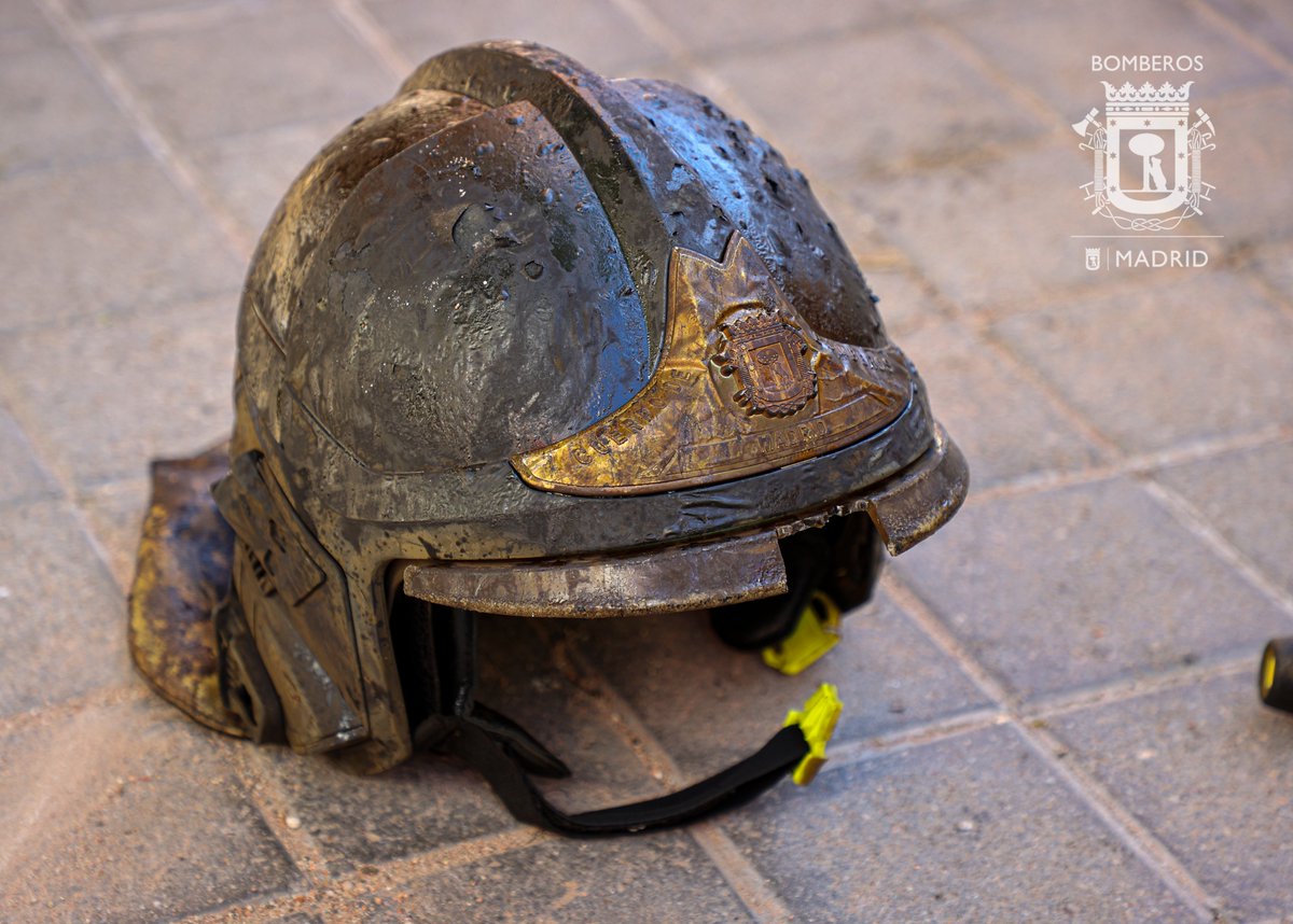 BomberosMad's tweet image. 👨‍🚒Nuestros equipos #EPI`s están diseñados para protegernos hasta en las condiciones más extremas.
🪖🧤🥽De su uso y correcta utilización depende nuestra #seguridad. 
No te la juegues! Los accidentes ocurren cuando menos lo esperas...
#Protegete #Prevención