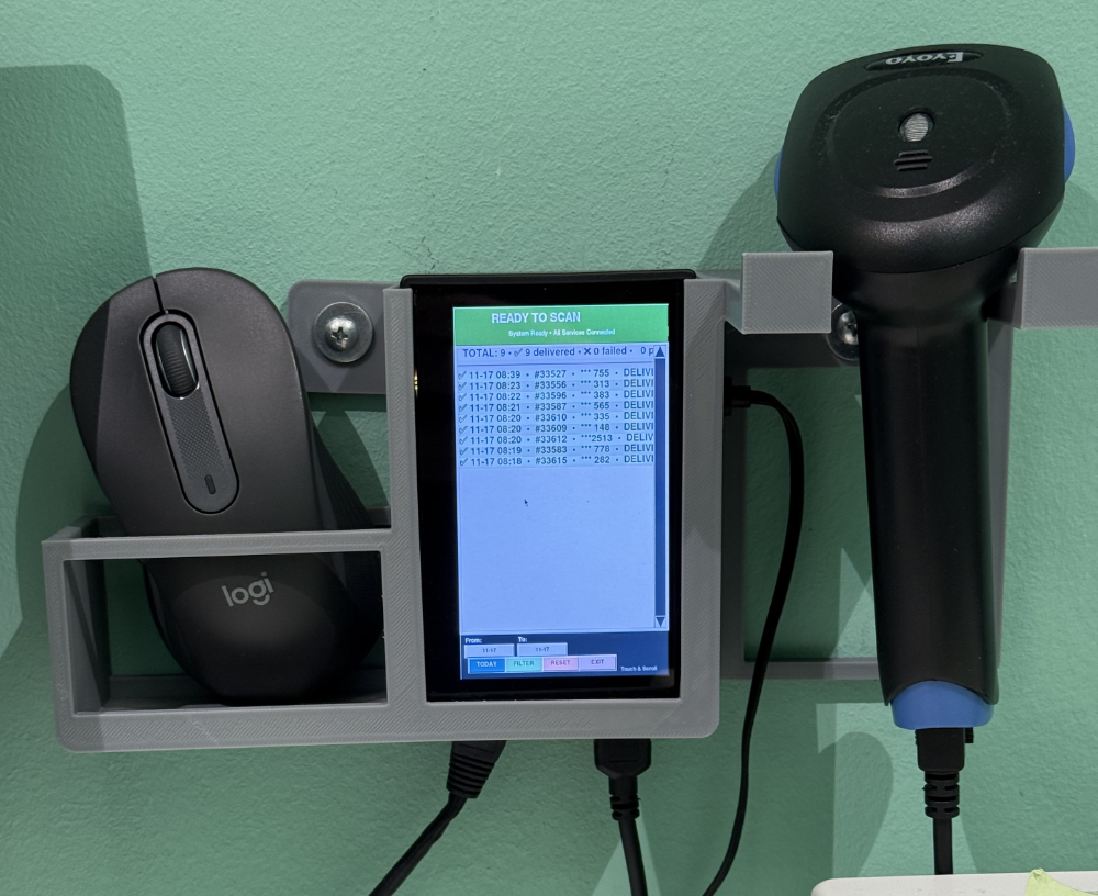 Kako smo v <a href="/DellaSpina_si/">Della Spina</a>  z AI-jem prihranili 45 minut na dan in na tisoče €:

Imeli smo preprosto, a izjemno nadležno opravilo.
Vsak dan smo za vsaka očala: 
- v delavnici ročno napisali listek s številko naročila,
- v optikah odprli etui, iz njega vzeli listek,