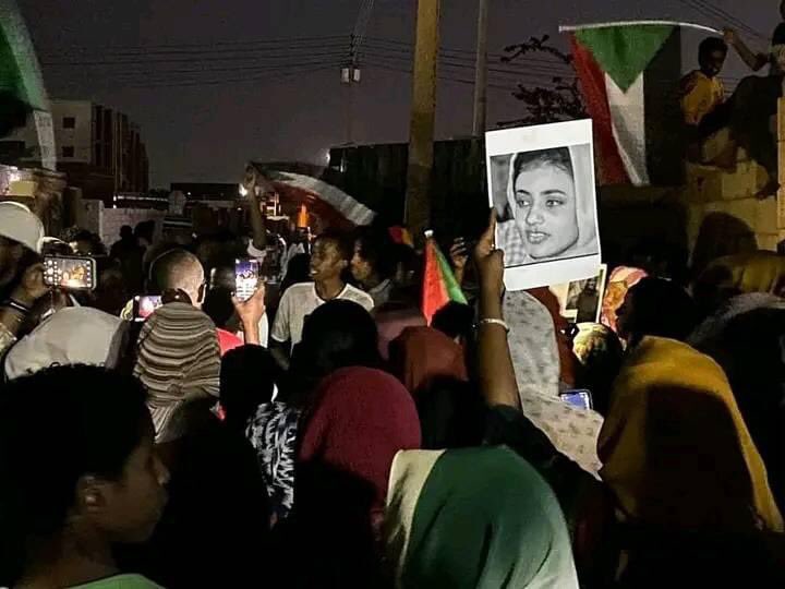 يا ملاكنا ويا ضحكتنا المغدروة يا ستنا، سيظل اسمك مخلداً بسيرتك ونضالك وكفاحك تتوارثه الأجيال جيل بعد جيل، تعلم فيهم معنى الثورة.. فالثورة أنثى في أصلها وكل الطيبات إناث 💜

رحم الله الشهيدة المغدروة ست النفور 

#مجزرة17نوفمبر 
#الشهداء_مصابيح_الطريق 
#ديسمبر_باقية_وستنتصر