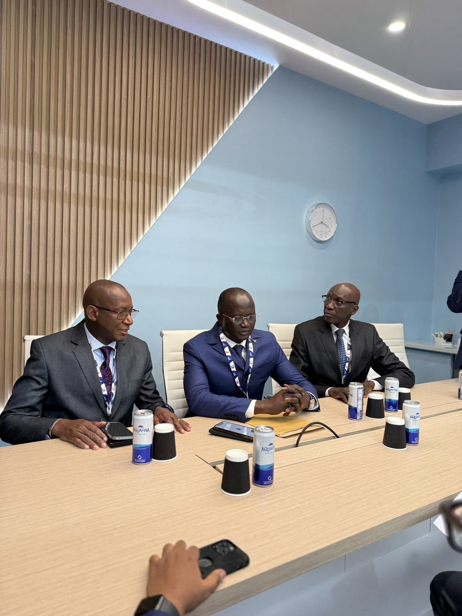 Air Sénégal commande 9 Boeing 737 Max. 

J’ai le plaisir de vous annoncer qu’Air Sénégal vient de conclure la commande de neuf Boeing 737 MAX.
La signature officielle s’est tenue ce jour, en présence du Ministre des Transports terrestres et aériens, M. Yankoba Diémé, en marge du