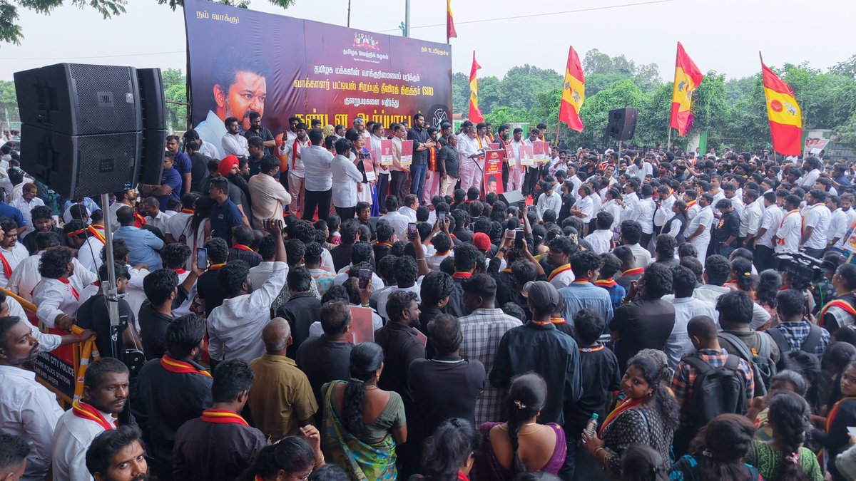 TVKHQ_Chennai's tweet image. தமிழக மக்களின் வாக்குரிமையைக் கேள்விக்குறியாக்கும் சிறப்பு தீவிரத் திருத்தப் பணிகள் &amp;amp; குளறுபடிகளுக்கு எதிராக, கழகத் தலைவர் திரு. @tvkvijayhq அவர்களின் அறிவுறுத்தலின்படி,

சென்னை சிவானந்தா சாலையில் பொதுச் செயலாளர் திரு. @BussyAnand அவர்களின் தலைமையில் ஆர்ப்பாட்டம் நடைபெற்றது.!