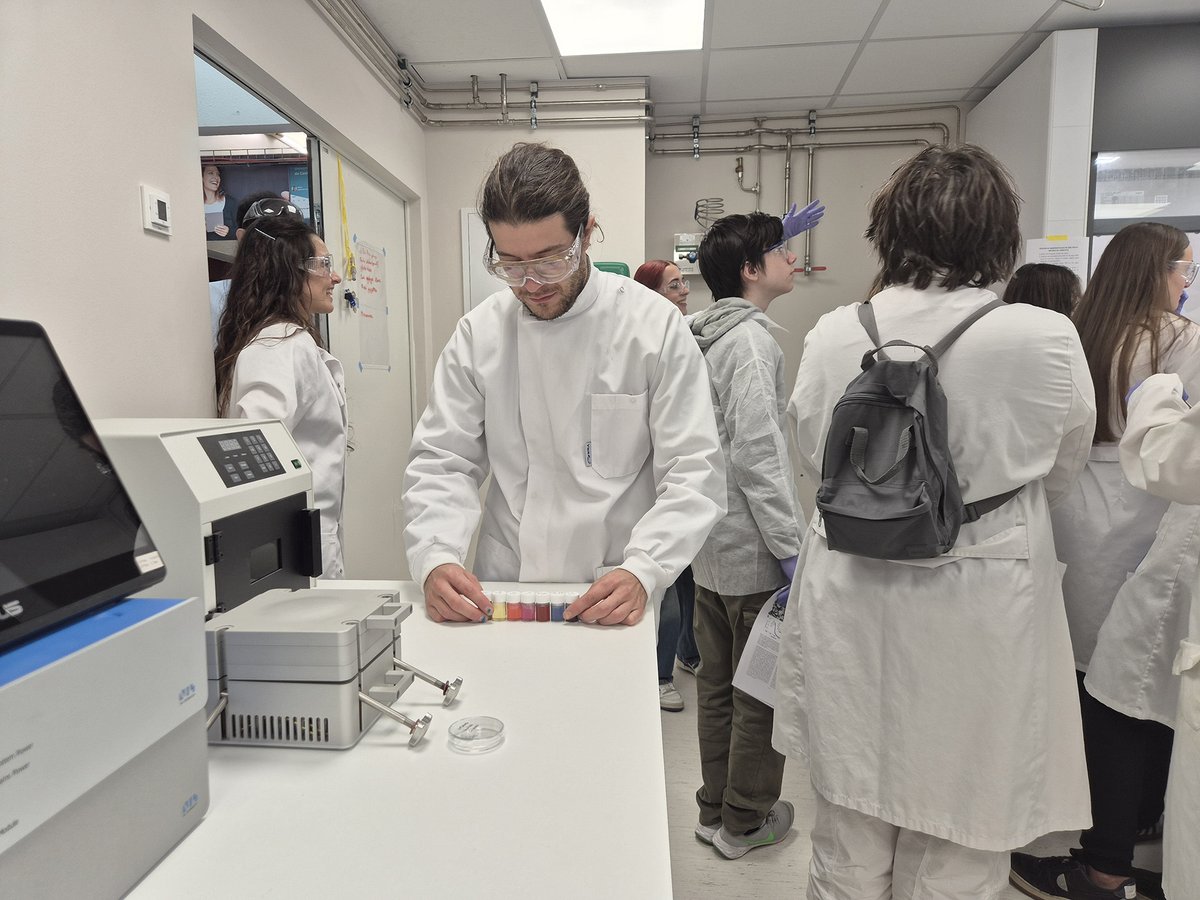 unican's tweet image. 🔬La Semana de la Ciencia acerca la investigación a 
1⃣.6⃣0⃣0⃣ escolares de #Cantabria
🔎Participan en las 7⃣7⃣ actividades desarrolladas por 8⃣4⃣ 👩‍🔬🧑‍🔬investigadoras e investigadores en los laboratorios y centros de investigación #UC
ℹ️ Más información: web.unican.es/noticias/Pagin…