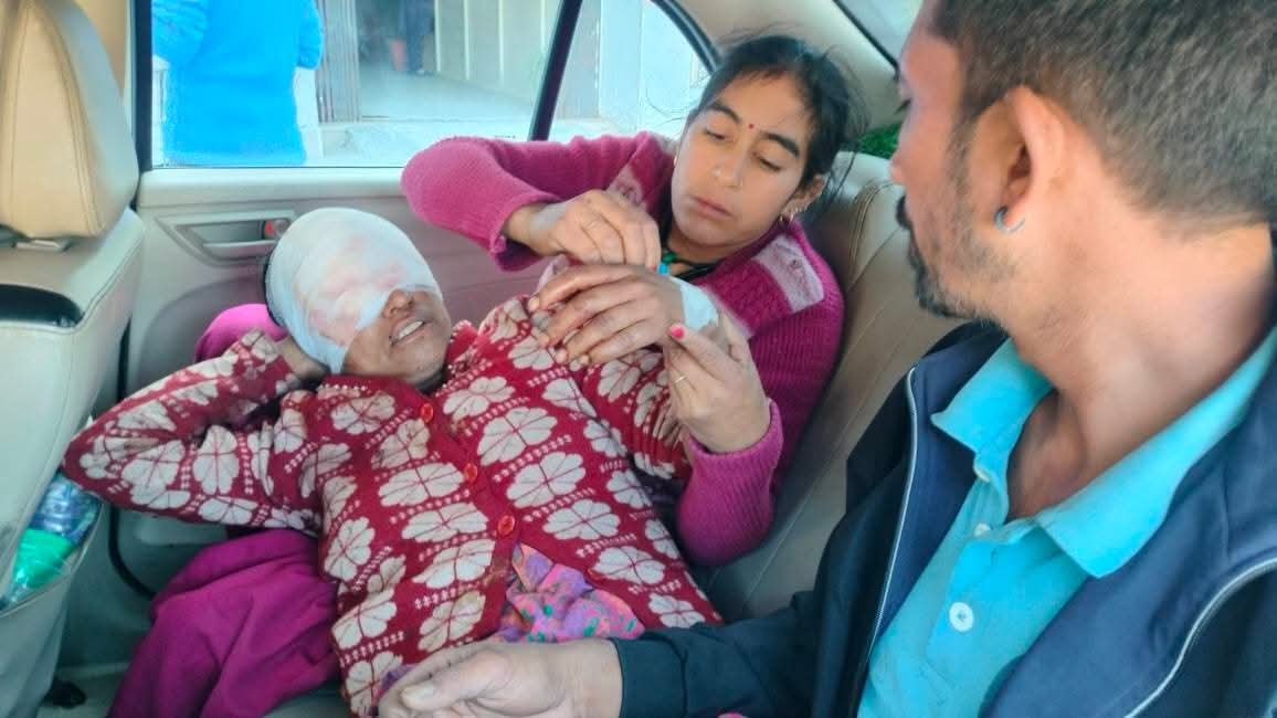 askbhupi's tweet image. बीरोंखाल के ग्राम जिवई की भालू के हमले में गम्भीर रूप से घायल महिला लक्ष्मी देवी को इलाज के लिए दिल्ली  सफदरजंग रैफर किया ।