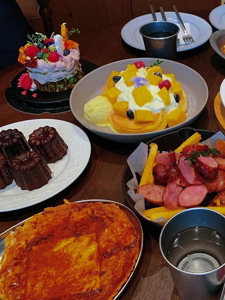 DomChrs's tweet image. 又是新的一个阶段 和漂亮女孩一起吃了漂亮饭
我学会了累了就要躺下 要慢慢享用晚餐 要过像样子的生活
对于过去 不需要复仇 而是和解