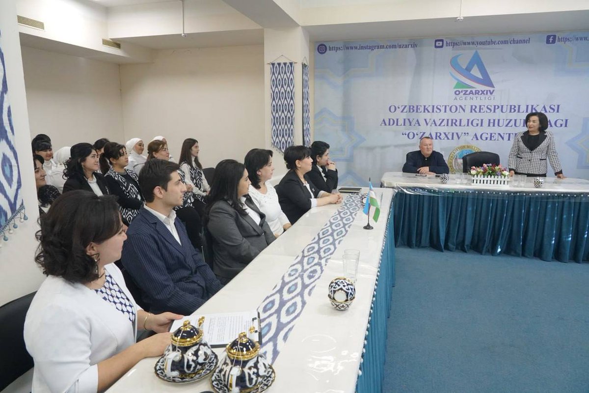 Uzarxiv's tweet photo. #bir_vatan_bir_el_bir_bayroq

🇺🇿18-noyabr — O‘zbekiston Respublikasining Davlat bayrog‘i qabul qilingan kun!

Bugun O‘zbekiston Milliy arxivida O‘zbekiston Respublikasi Davlat bayrog‘i qabul qilinganligining 34 yilligi munosabati bilan tadbir bo‘lib o‘tdi. https://t.co/mhVZRNKTLA