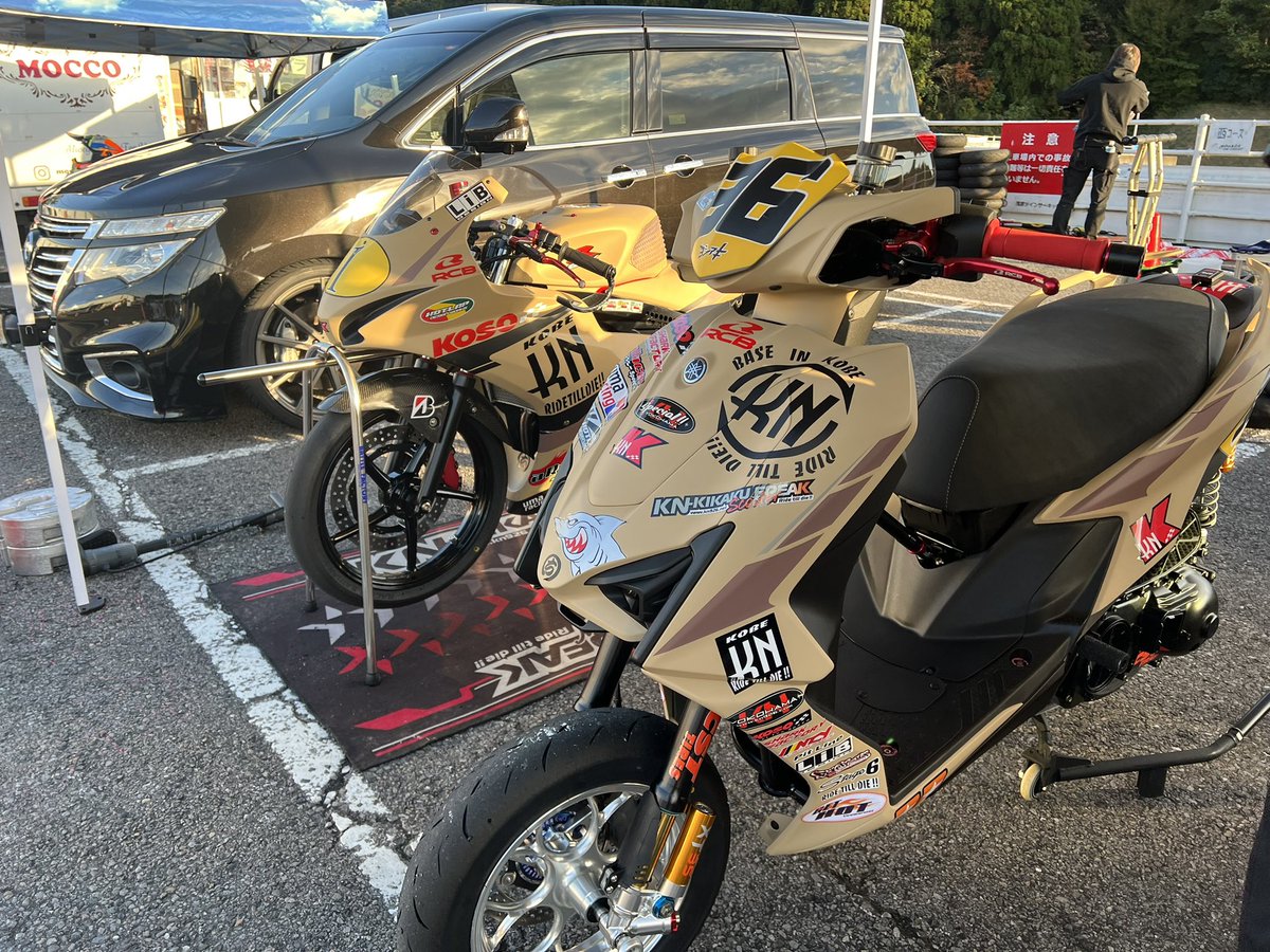 昨日は茂原ツインサーキットS-1GP最終戦！
オープンとS-1PROの2クラスとも年間チャンピオンにリーチがかかっていて転倒ノーポイントだけはやらかしてはならないのとシグナスは新型でやる事満載プラス来週全国大会前なのでクラッシュしたく無い！な使命感満載でしたが何とかしのぎました😂