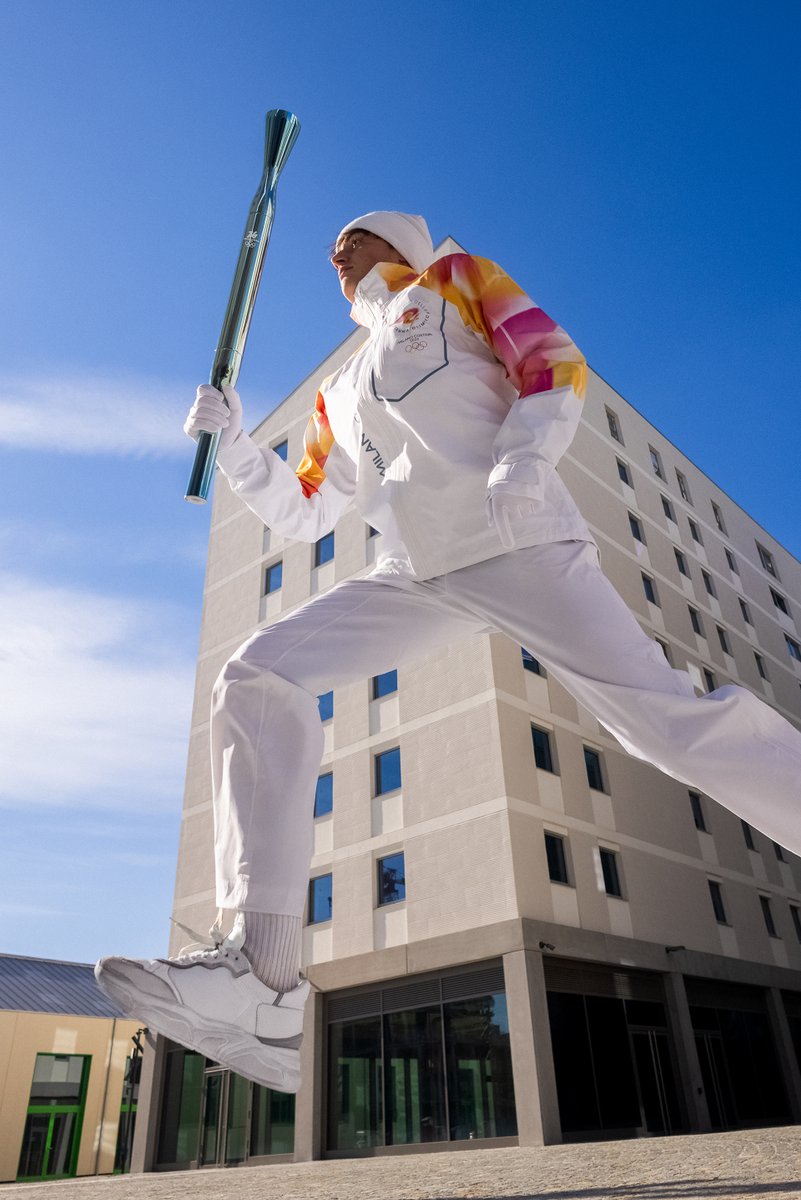 HistoriasdlosJJ's tweet image. Presentado el uniforme de los relevistas de la antorcha olímpica de los Juegos de @milanocortina26. Presenta el diseño y colorido de la imagen de los Juegos y tiene también colores reflectantes. Es cómodo, transpirable y resistente #JuegosOlímpicos #TorchRelay