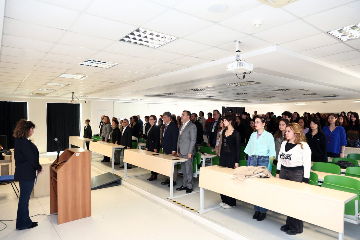 📚 Güzel Sanatlar Fakültemizin 50. yılını kutlarken; yarım asırlık birikimi uluslararası ölçekte paylaşmak ve disiplinler arası etkileşimi güçlendirmek amacıyla düzenlenen “Sanat ve Tasarımın Dünü, Bugünü, Yarını” başlıklı sempozyumun açılış töreni, Rektör Yardımcımız Prof. Dr.