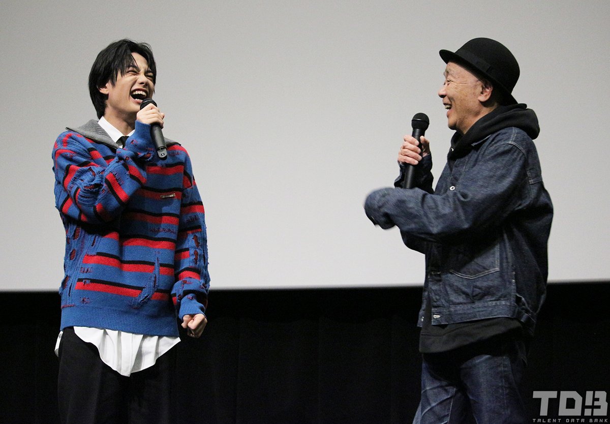 映画『恋に至る病』公開後舞台挨拶

AmBitious真弓孟之、初めての映画舞台挨拶で自己紹介ギャグを元気に披露
「スタッフさんに許可を得てやってます」

▼詳細はこちら
talent-databank.co.jp/special/topics… 

#恋に至る病 #AmBitious #真弓孟之
<a href="/KiY_movie/">映画『恋に至る病』大ヒット上映中</a>