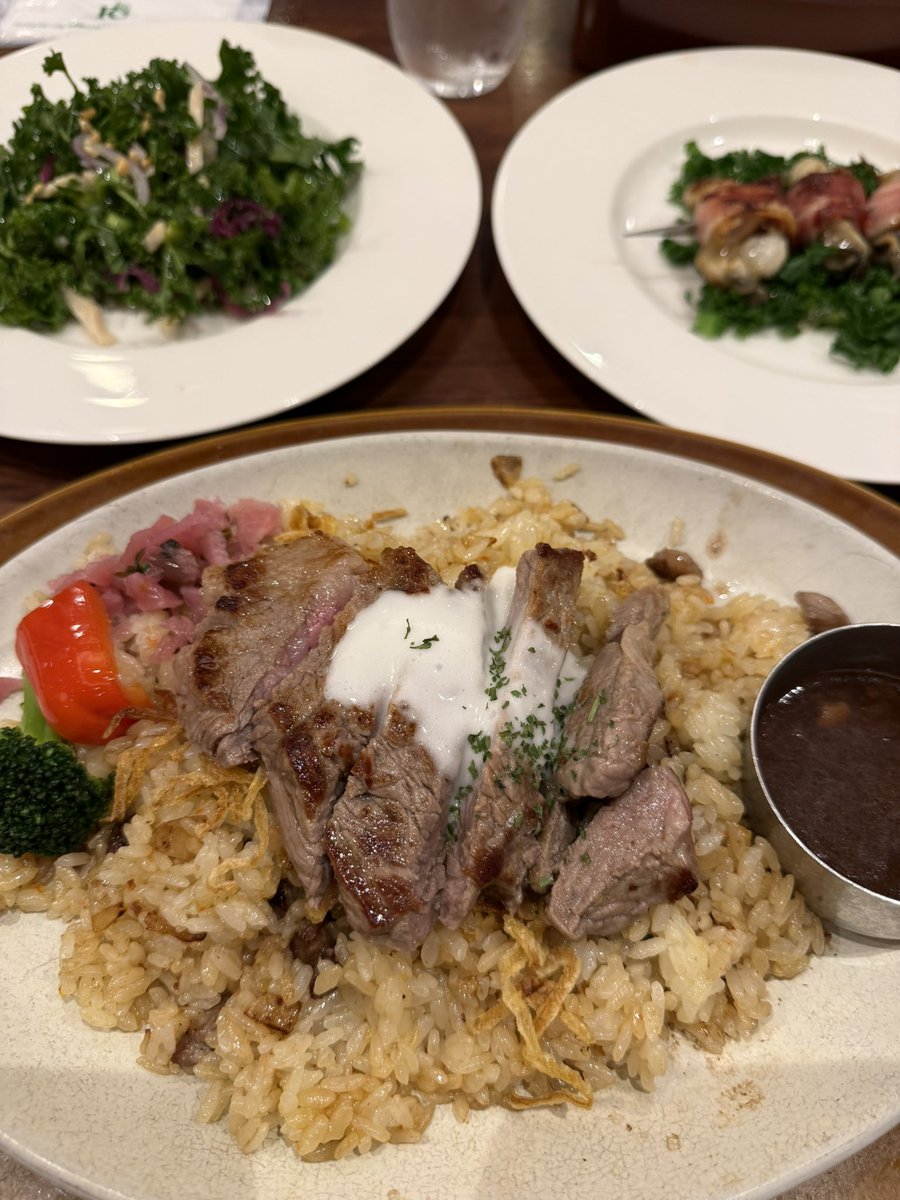 仕事終わりの夕飯

サーロインのピラフ
牡蠣のベーコン巻き←赤ワインがオススメ
ケールサラダ

そして飲み物は

梅こぶ茶🍵

(いや、こぶ茶はじめて飲むけど意外にも美味しくてハマった😫)

明日お休みなので酔っ払いです🌙*ﾟ

 #ロイヤルホスト