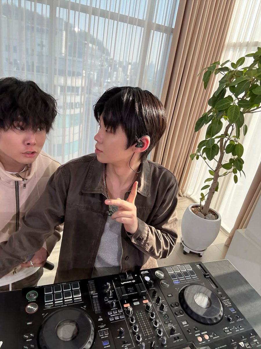 howurlytouse's tweet image. #HOWTOPOST
11/17/2025 | 🎹 yeohofauvism INSTA POST UPDATE

🔗 instagram.com/p/DRKFI8dk9W0/

(1/2)

#YEOHO #여호 #howtouse #하우투유즈