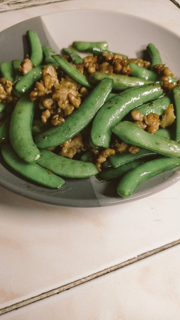 มื้อเย็นวันนี้ ผัดถั่วหวานกับเต้าหู้ไข่คั่วพริกเกลือ แห้งทั้งคู่มันก็จะแค้นหน่อยๆ 🤣