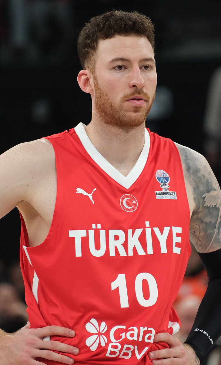 AlimbahceIiyim's tweet image. 🏀🇹🇷 A Milli Erkek Basketbol Takımı&apos;mızın 16 kişilik aday kadrosu belli oldu. 

💛💙 Fenerbahçe Beko&apos;dan Tarık Biberovic ve Onuralp Bitim kadroda yer aldı.

🦁 Galatasaray MCT Technic&apos;ten hiçbir oyuncu kadroya giremedi.

🇹🇷 #12DevAdam, FIBA 2027 Dünya Kupası Elemeleri C Grubunda…