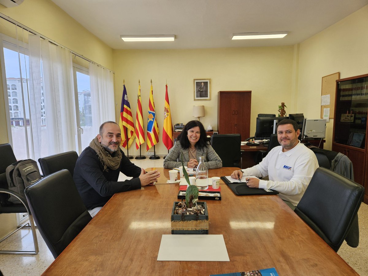 Hoy nos hemos reunido con la Directora insular de Ibiza y Formentera <a href="/GuaschRaquel/">Raquel Guasch Ferrer</a> para tratar varios asuntos:
-Construcción de cuarteles/viviendas en Sant Josep, Santa Gertrudis y Formentera
-Estabilización de plantillas
-Complemento de insularidad
-Inmigración irregular