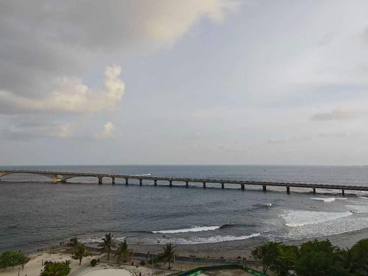 China_Amb_Mdv's tweet image. From the rooftop of the Embassy, the evening light falls gently over the bridge and the calm ocean.
Just downstairs, in front of our newly renovated Embassy building, young saplings have been planted along the artificial beach. Small now, but full of hope.
Wishing everyone a…