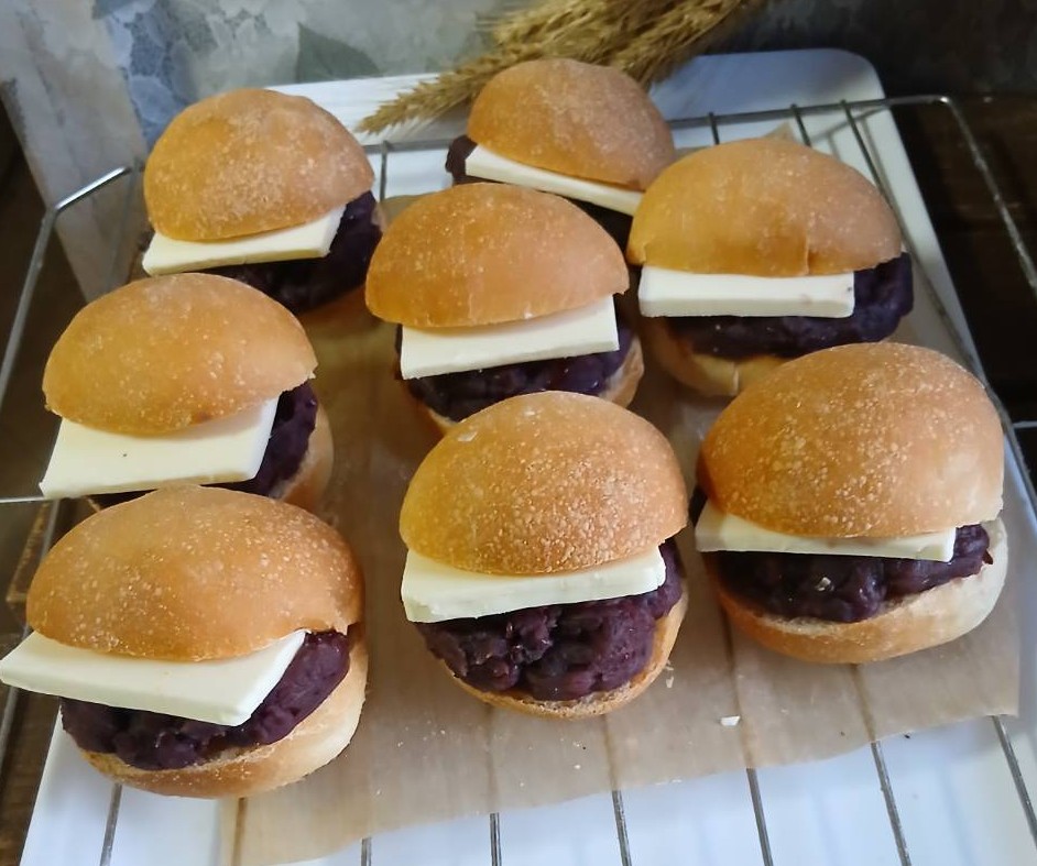 lepran2008's tweet image. 明日11月18日(火)は営業日です。
10時～
焼きたてパンの他に人気の焼菓子も取り揃えてご来店をお待ちしています。

お車でお越しの際は、店舗すぐ横にあります
駐車場をご利用下さい🅿️🚗🅿️
お支払いは現金の他、PayPayや楽天Pay、auPay などもご利用出来ますのでお声掛け下さい。
#天然酵母パン