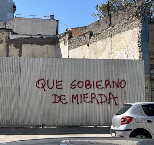 El milagro argentino: Nadie tiene un mango.
No se vende una mierda.
Estamos endeudados hasta la pija.
