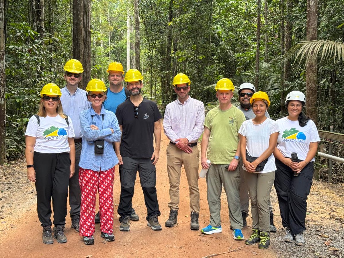uksciencechief's tweet image. Last week, the GCSA joined nations from across the world at COP30, contributing to discussions on how science can inform global climate action.🌎

Science can help shape practical approaches to address climate challenges and deliver sustainable outcomes. 

#COP30 #ClimateScience