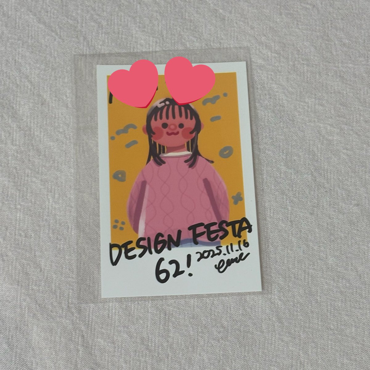 toputopu_1211's tweet image. #デザフェス戦利品 ⑧
可愛すぎる天使の缶バッチ！！
丁度良いサイズ感で何につけようか一生迷ってる😵‍💫💗
次はもっと沢山グッズお迎えしたい😭

会場ぐるぐるしてたら好みドンピシャのブースを発見し、似顔絵を描いていただきました！！！
可愛く描いていただいて大感謝です😭🫶
宝物だ～！