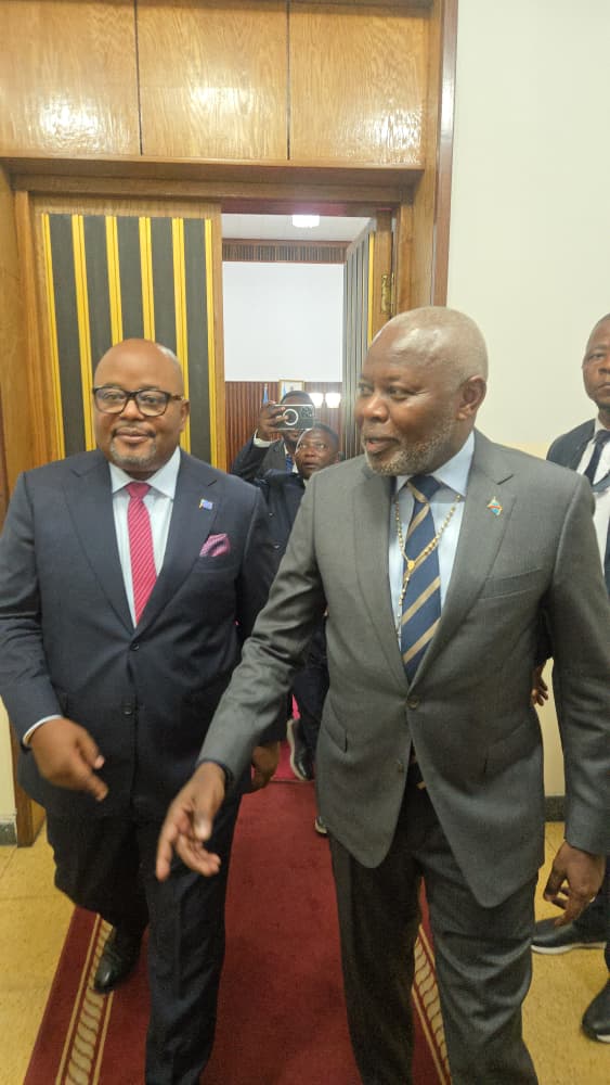KamwisiS's tweet image. L'honorable Vital Kamerhe a rendu une visite de courtoisie au nouveau Président de l’AN #Aimé Boji Sangara ce lundi 17/11 avant de participer à la première scéance plénière avec le Bureau affichant complet après l'élection du nouveau Président et du nouveau Rapporteur Adjoint.