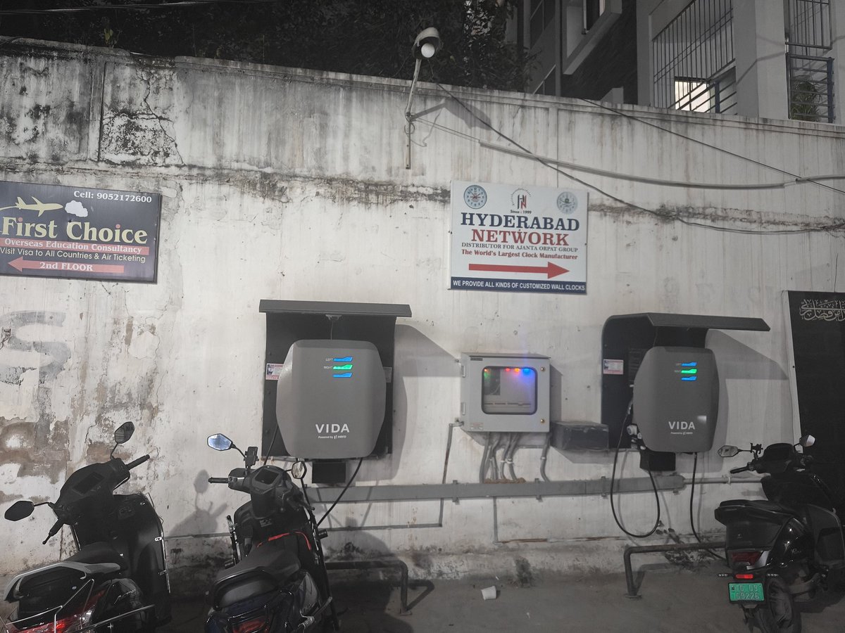 #vida #HERO #heromotocorp 

A person is asking me parking fee when I was charging my vida vx2 plus at mpm mall, abids Hyderabad