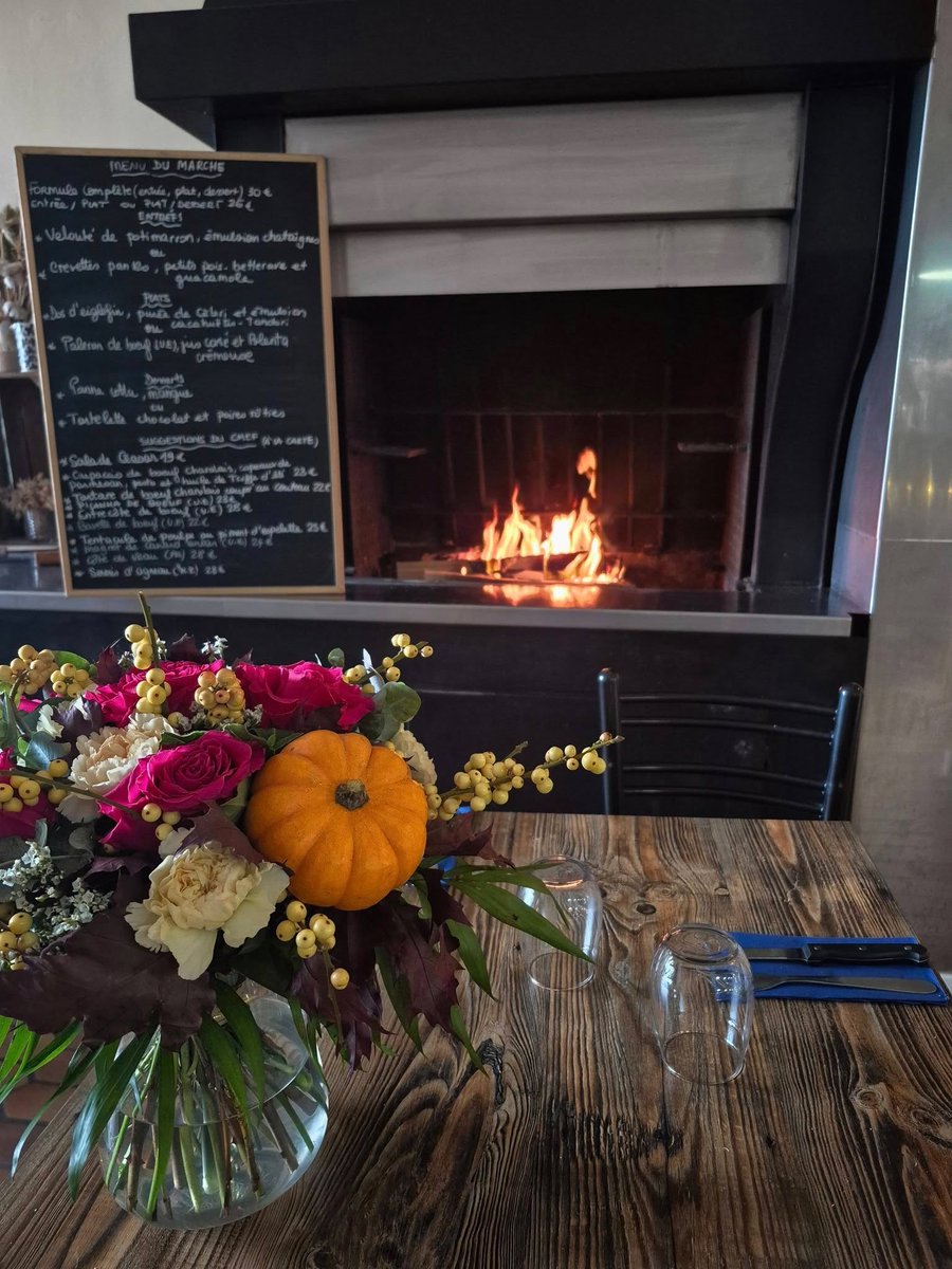🧣1er feu de cheminée pour le Café &amp; Restaurant La Rencontre à Montolieu Village du Livre et des Arts :
🔥une table au chaud pour se réchauffer!😇🤩
👉 Ouvert du mercredi au dimanche midi🤗