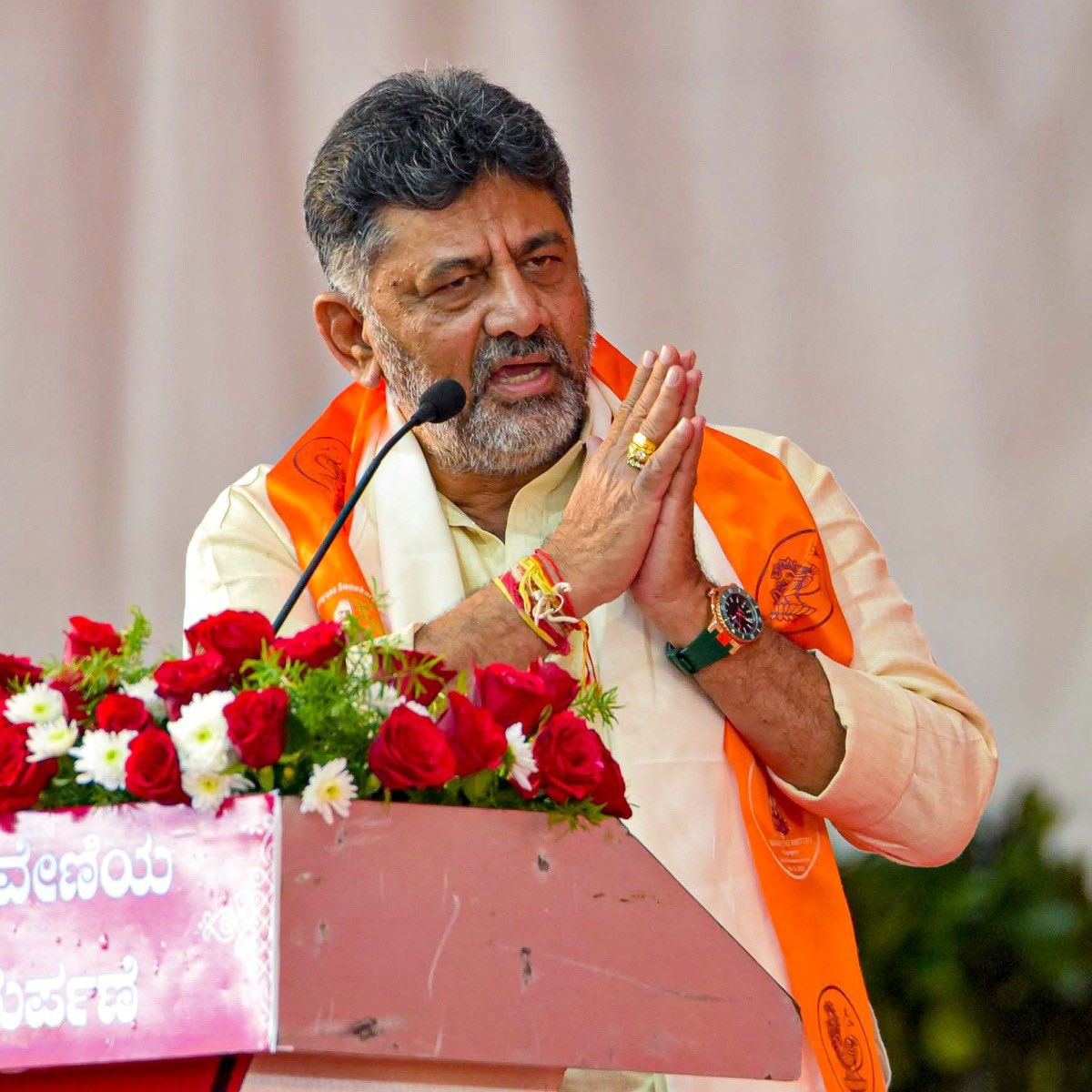 AjitSinghRathi's tweet image. कर्नाटक की सियासी तपिश लगातार बढ़ती जा रही है। इस्तीफ़े की अफ़वाहों के बीच उप मुख्यमंत्री डीके शिवकुमार ने यह तो कहा कि वह पार्टी के अनुशासित सिपाही हैं लेकिन सीएम की कुर्सी से चंद कदम की दूरी अब सहन होती नहीं दिख रही है। सब जानते हैं कि विधानसभा चुनाव में कांग्रेस की जीत में…