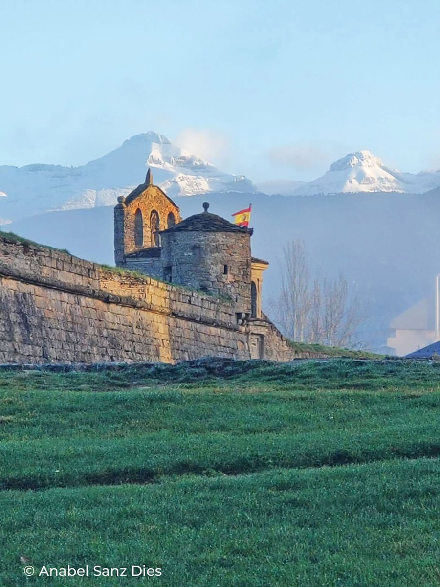 jacapirineos's tweet photo. Así comenzaba el lunes, con #Collarada un poco más invernal. Ahora brilla el sol y las temperaturas son agradables, aunque se prevé nieve en zonas altas hacia el final de la semana...
© Fotos de Anabel Sanz Dies
📸 Enlaces a webcams y meteo https://t.co/5sjDFOJty7
#Jaca https://t.co/BOLxD97eu5