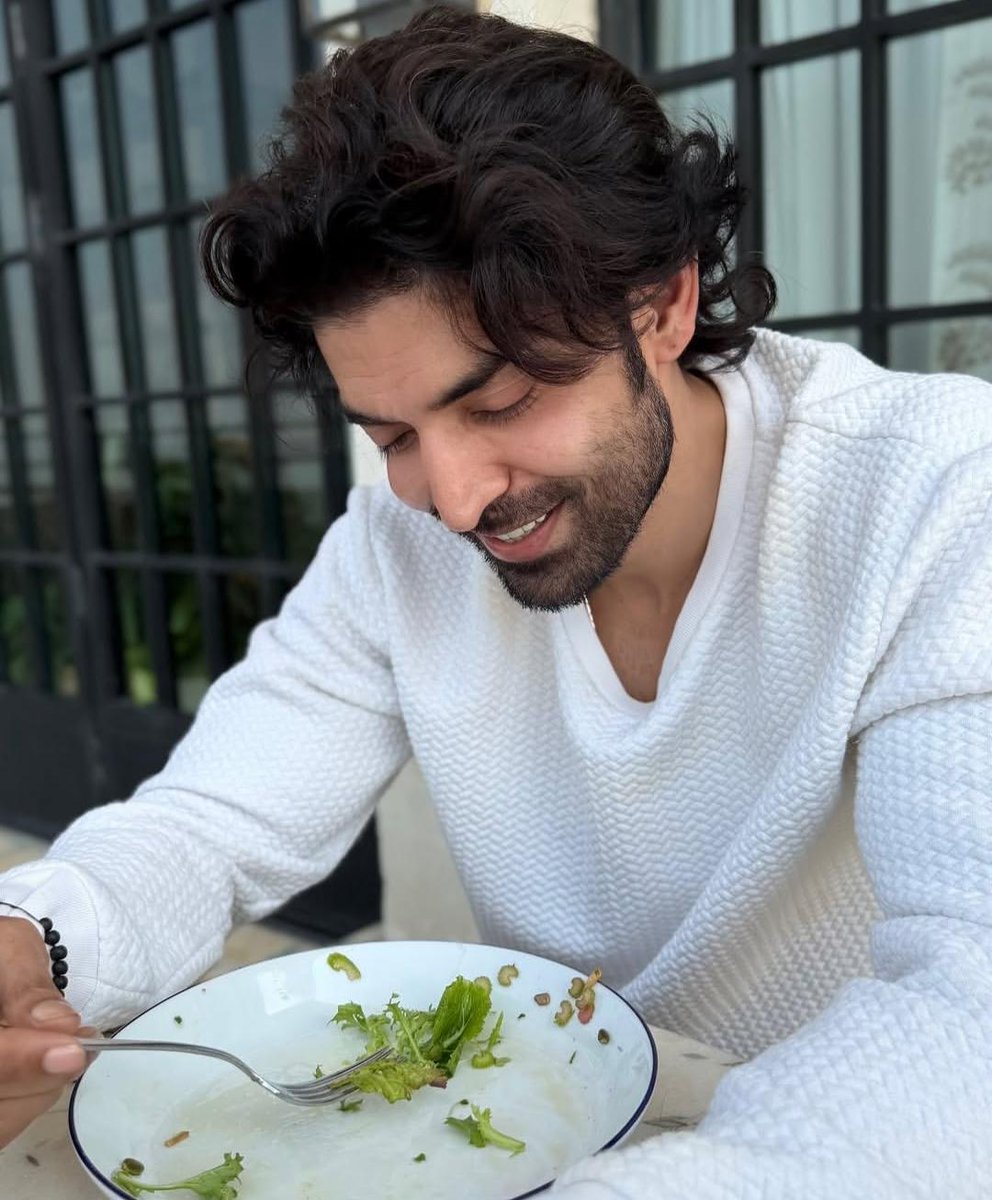 VYRLOriginals's tweet image. When you order a “light meal” and they take it way too seriously

#GurmeetChoudhary #VYRLOriginals #Intezaar