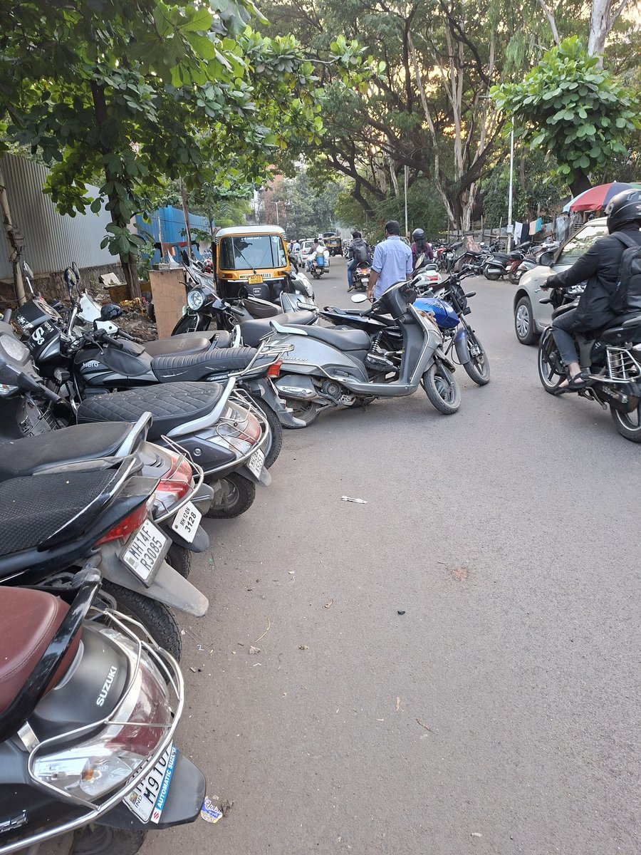 <a href="/PMCPune/">PMC Care</a> <a href="/PuneCityPolice/">पुणे शहर पोलीस</a> <a href="/PuneTrafficU/">Pune Traffic Updates</a> <a href="/PuneCityTraffic/">पुणे शहर वाहतूक पोलीस</a> - how to walk on this road? No footpath and double parking. Please take action on such vehicles.
Location- canal road, nal stop metro station 17 Nov 5:30 PM
#Pune