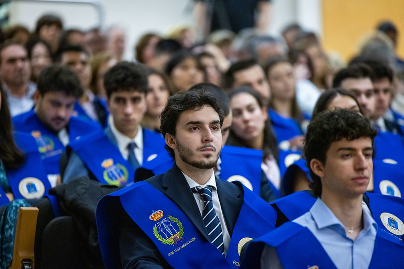 La_UPM's tweet image. 📸Nos encanta compartir con vosotros las entregas de diplomas porque son días en los que brilláis con luz propia. 
Ya están disponibles en nuestro #Flickr las fotos de la ceremonia de @TelecoCampusSur 
¡No te las pierdas!
🔗short.upm.es/efq4q
#somosUPM #nosoloingenieria