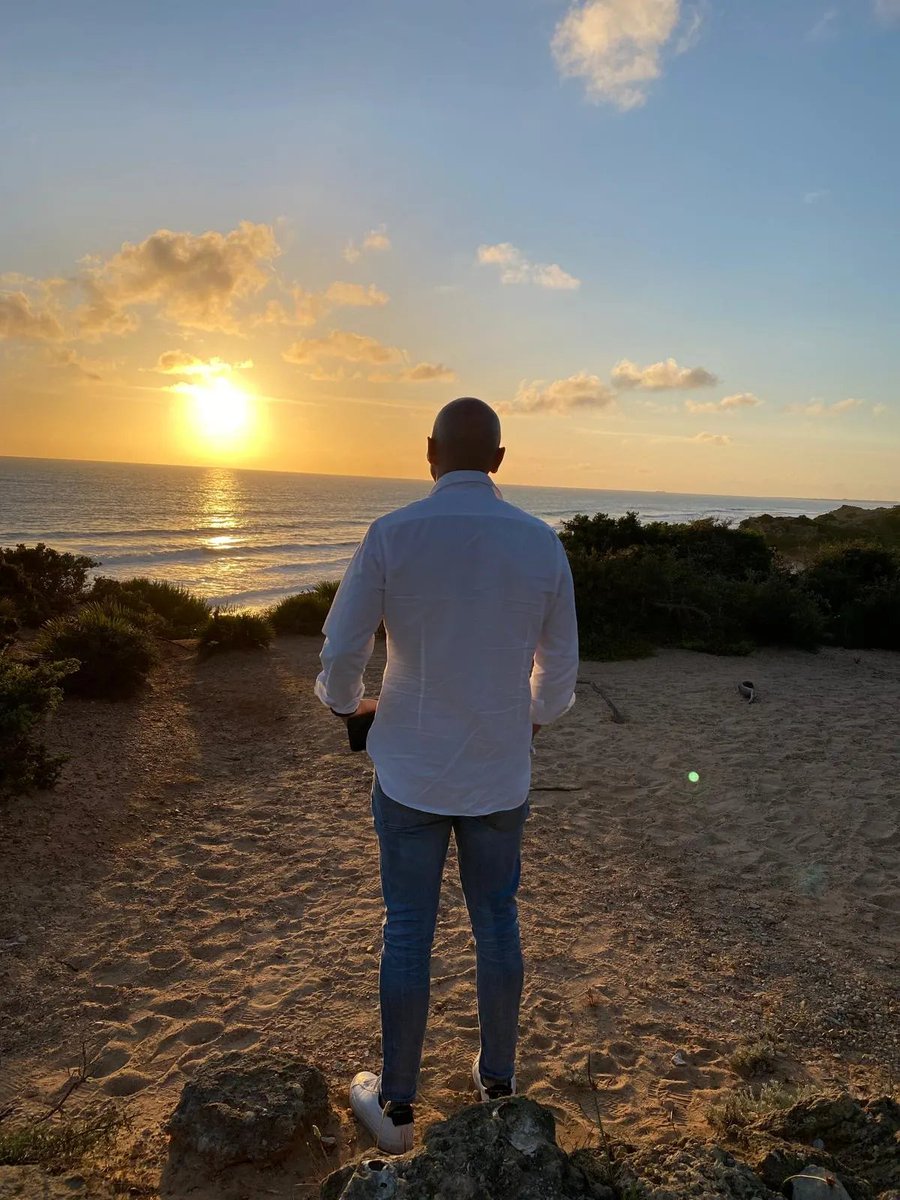 Vi 2 castillos de arena.

Uno de niños: vino la ola… Y se rieron.
Otro de adultos: vino la ola… Y se pelearon.

Misma ola, diferente actitud.🌊

La vida es eso: construir, perder y volver a empezar.

Con una sonrisa y la pala en la mano.🌱

#CipriQuintas #InteligenciaRelacional