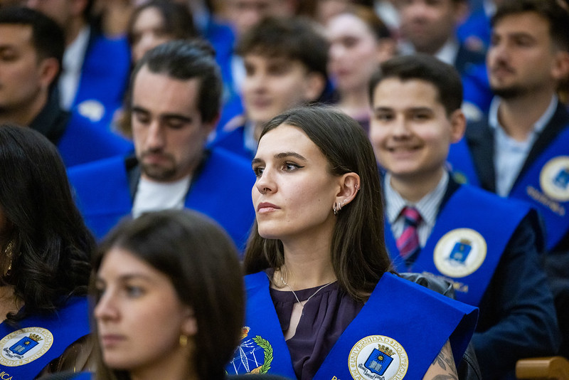 La_UPM's tweet image. 📸Nos encanta compartir con vosotros las entregas de diplomas porque son días en los que brilláis con luz propia. 
Ya están disponibles en nuestro #Flickr las fotos de la ceremonia de @TelecoCampusSur 
¡No te las pierdas!
🔗short.upm.es/efq4q
#somosUPM #nosoloingenieria