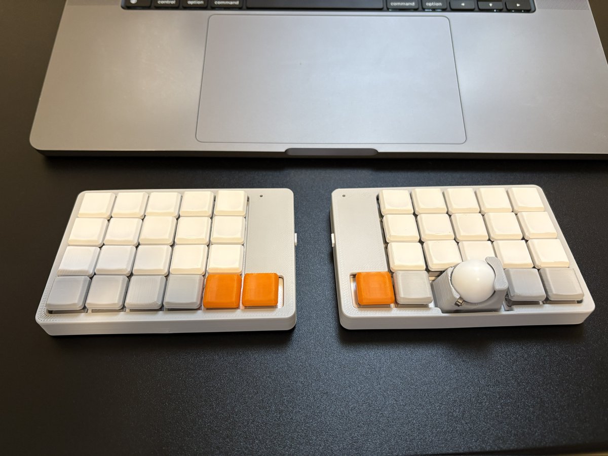 yuki_h_creative's tweet photo. ずっと欲しかったキーボードがやっと抽選回ってきた！！！

1日練習して使える程度にはなりましたが、通常のキータイプと比べたら全然遅いので練習だ・・・🧐
（想像異常に難しい）
#conductor_key https://t.co/vPLiVDaXAT