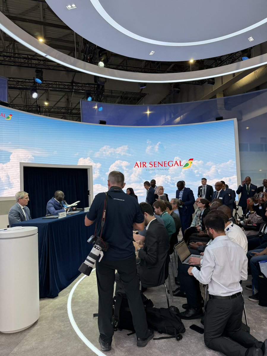FlyAirSenegal's tweet image. Air Sénégal commande 9 Boeing 737 Max ✈️

Air Sénégal a procédé aujourd’hui à la signature de la commande de 9 Boeing 737 Max, en présence du Ministre des Transports terrestres et aériens, M. Yankoba Diémé, en marge du Dubai Air Show 2025.