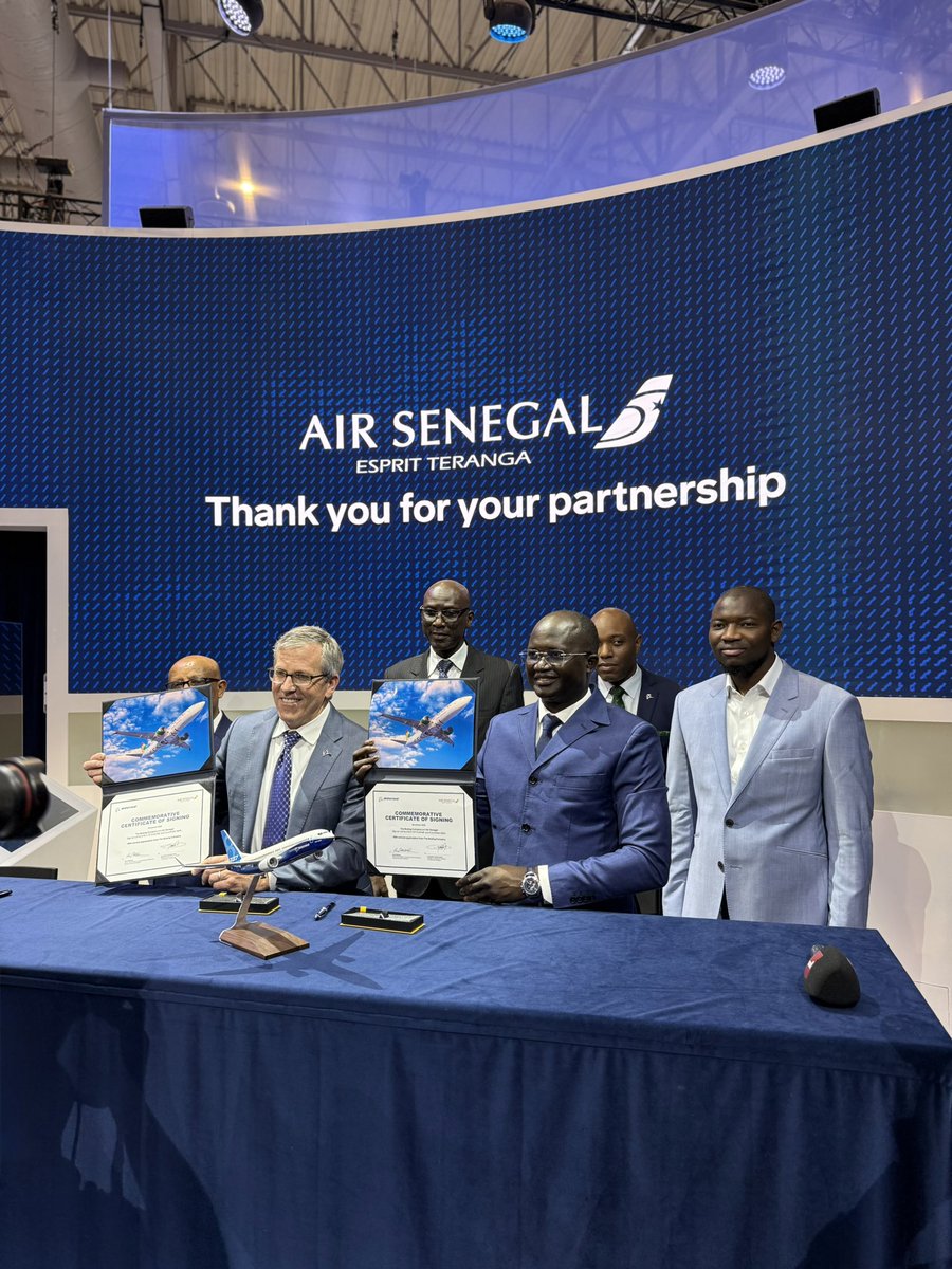 FlyAirSenegal's tweet image. Air Sénégal commande 9 Boeing 737 Max ✈️

Air Sénégal a procédé aujourd’hui à la signature de la commande de 9 Boeing 737 Max, en présence du Ministre des Transports terrestres et aériens, M. Yankoba Diémé, en marge du Dubai Air Show 2025.