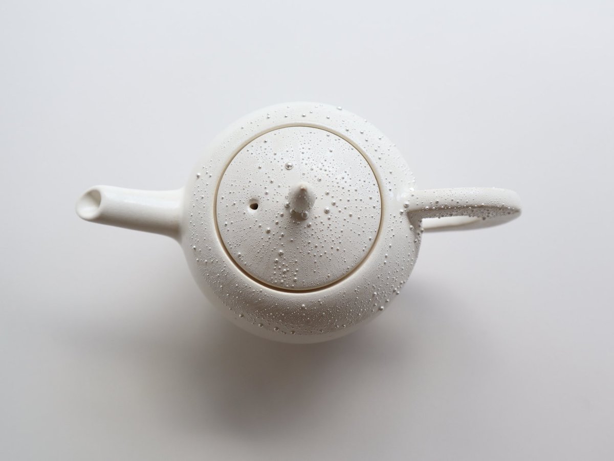 急須で淹れるお茶は美味しいですね。急須も鋭意制作中。細かな茶こし穴