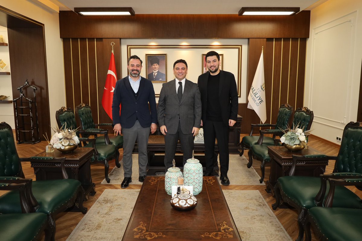 Arami Baklava ve Pizza Akademisi’nin kurucuları Ömer ADEMOĞLU ve Özgür İZOL, Kaymakamımız Dr. Muhammed Serkan ŞAHİN’i makamında ziyaret etti. Ziyarette, tarihi 58 Meydanı’nda kurulan Baklava Akademisi hakkında görüş alışverişinde bulunuldu. 

Kaymakamımız nazik ziyaretleri için