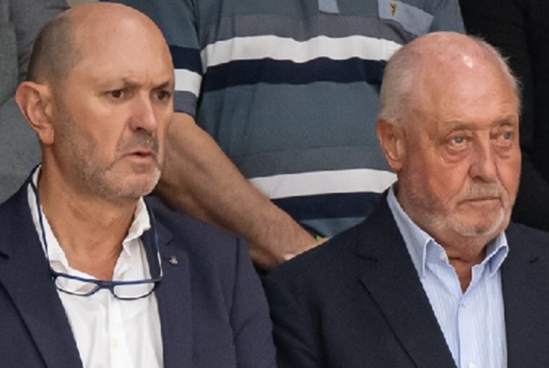 S'imaginen que aquest dimarts l'encara president de la <a href="/FCF_CAT/">Federació Catalana de Futbol</a>, Soteras,no apareix a la llotja per al Catalunya-Palestina perquè se'n va a Sevilla a veure l'Espanya-Turquia. Avui, junta a La Cartuja

#futbolcat