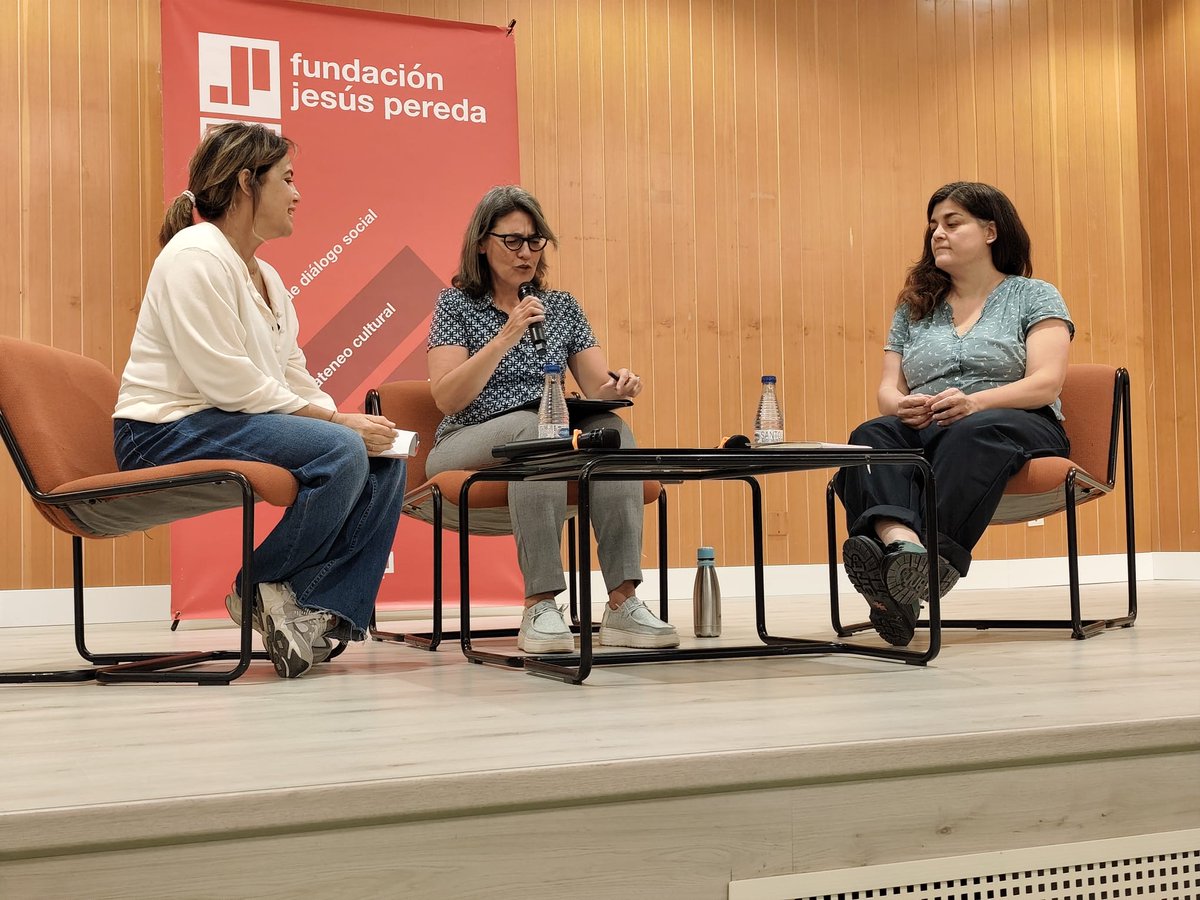 Estrenamos el diálogo "Tecnología y Poder" 
bit.ly/Tecnología15oc…
Qué significaba aquella foto de la investidura de Trump con los CEO de las grandes compañías tecnológicas y cómo afecta a nuestro día a día.
Karelia Vázquez <a href="/el_pais/">EL PAÍS</a> y Marta Cambronero <a href="/UOCuniversidad/">UOCuniversidad</a>